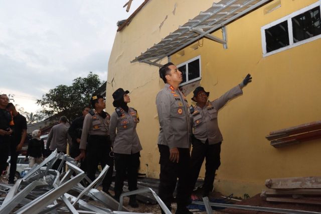 Bakti untuk Negeri, Polri Bersihkan Puing-puing Rumah Warga