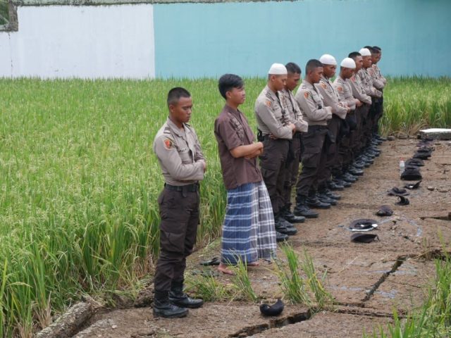 Polri Laksanakan Ibadah Sholat Jumat di Tengah Tugas Penanganan Korban Gempa Cianjur