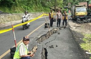 Polisi Langsung Cek Tanah Amblas di Dusun Kondang Ciamis