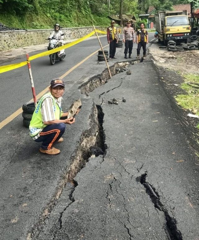 Polisi Langsung Cek Tanah Amblas di Dusun Kondang Ciamis