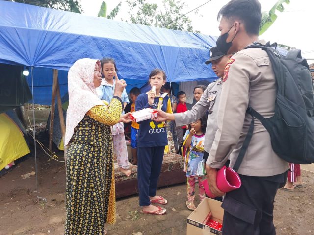Polisi Distribusikan Bantuan dan Gelar Trauma Healing untuk Korban Gempa Cianjur