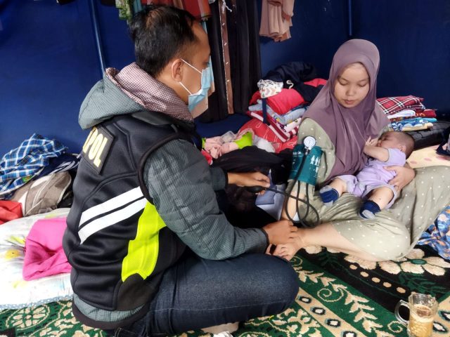 Tak Kenal Lelah, Polri Berikan Pelayanan Kesehatan untuk Para Korban Gempa Cianjur
