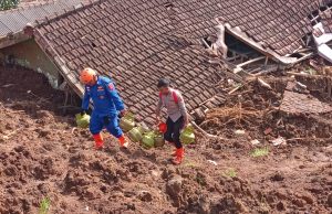 Polri Evakuasi Barang Barang Milik Warga yang Tertimpa Reuntuhan Pasca Gempa Cianjur