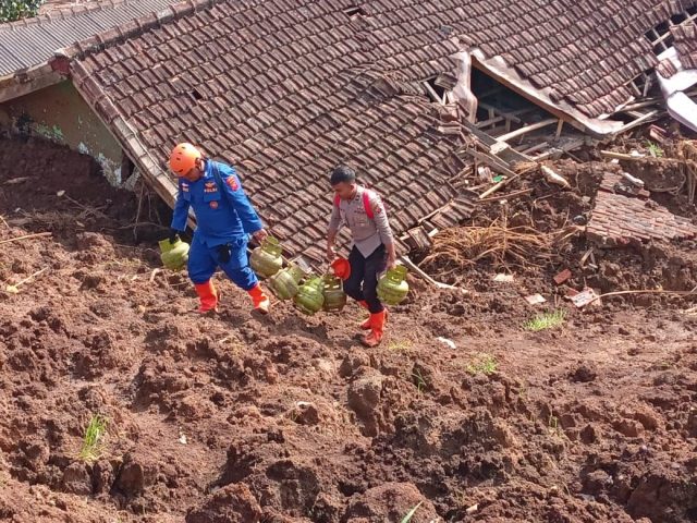 Polri Evakuasi Barang Barang Milik Warga yang Tertimpa Reuntuhan Pasca Gempa Cianjur Polri Evakuasi Barang Barang Milik Warga yang Tertimpa Reuntuhan Pasca Gempa Cianjur