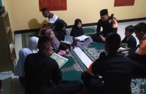 Polri Ajari Anak - Anak Mengaji di Pengungsian Pasca Gempa Bumi