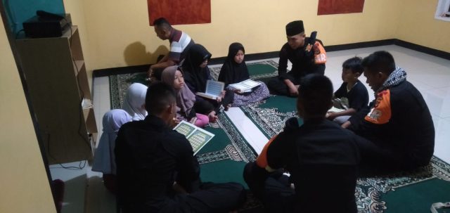 Polri Ajari Anak - Anak Mengaji di Pengungsian Pasca Gempa Bumi