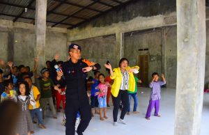 Polri Laksanakan Trauma Healing Kepada Anak-Anak Pengungsian