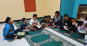 Pahami Ilmu Agama, Polri Mengajar Ngaji Kepada Anak-Anak di Pengungsian
