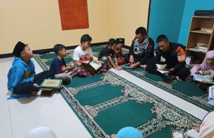 Pahami Ilmu Agama, Polri Mengajar Ngaji Kepada Anak-Anak di Pengungsian