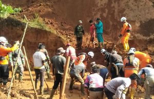 Tim Sar Gabungan Berhasil Evakuasi Korban Longsor Sindulang, Cimanggung