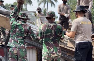 Polri Bersama Tni Laksanakan Pembersihan Puing - Puing Reruntuhan Dampak Gempa Bumi di Cianjur