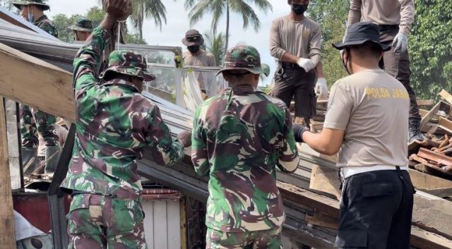 Polri Bersama Tni Laksanakan Pembersihan Puing - Puing Reruntuhan Dampak Gempa Bumi di Cianjur
