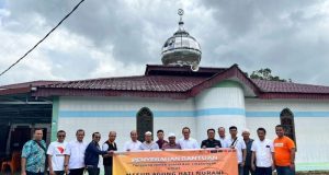 Pos Indonesia Serahkan Rp75 Juta Bantuan TJSL untuk Masjid dan Gereja di Tarutung