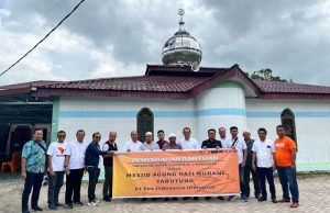 Pos Indonesia Serahkan Rp75 Juta Bantuan TJSL untuk Masjid dan Gereja di Tarutung