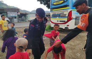 Polri Gelar Trauma Healing Kepada Anak-Anak Pengungsian