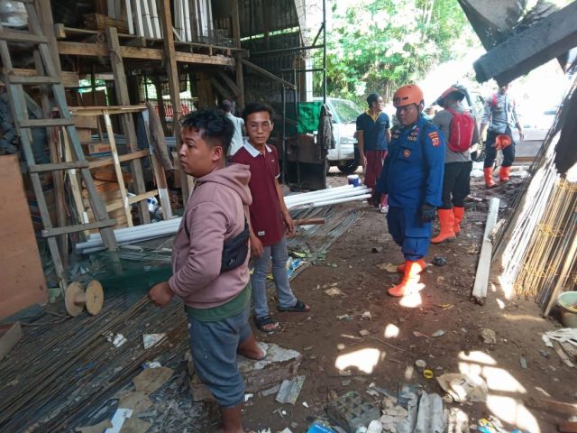 Personel Polri Bantu Masyarakat Evakuasi Barang-Barang yang Masih Bisa Digunakan