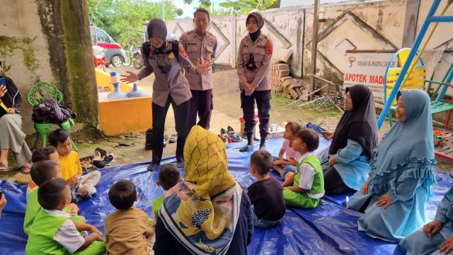 Yankes Polri Secara Konsisten Terus Periksa Kesehatan Dilanjutkan Pemberian Obat-Obatan Kepada Korban Gempa Cianjur