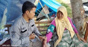 Yankes Polri Secara Konsisten Terus Periksa Kesehatan Dilanjutkan Pemberian Obat-Obatan Kepada Korban Gempa Cianjur