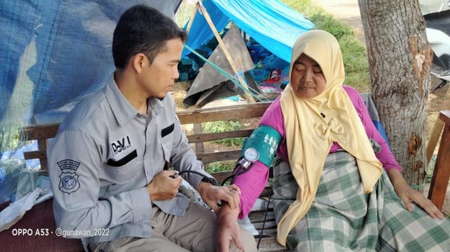 Yankes Polri Secara Konsisten Terus Periksa Kesehatan Dilanjutkan Pemberian Obat-Obatan Kepada Korban Gempa Cianjur