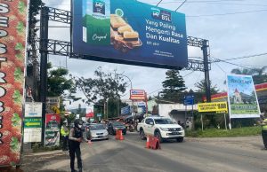 Anggota Raimas Dit Samapta Polda Jabar Tingkatkan Pengaturan di Jalur Lembang awal Tahun Baru 2023