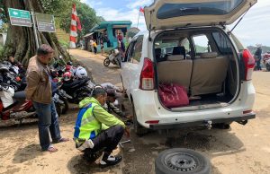 Berikan Pelayanan Prima, Polisi Bantu Wisatawan Mengganti Ban Bocor Berikan Pelayanan Prima, Polisi Bantu Wisatawan Mengganti Ban Bocor