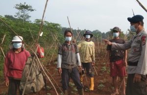 Sat Brimob Polda Jabar Melaksanakan Patroli Harkamtibmas di Lingkungan Desa Bojong Loa Rancaekek