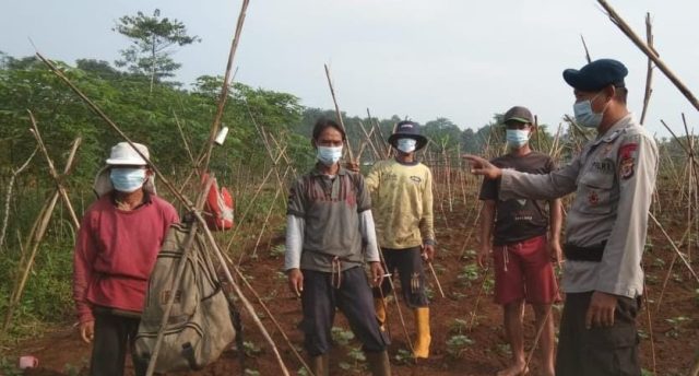 Sat Brimob Polda Jabar Melaksanakan Patroli Harkamtibmas di Lingkungan Desa Bojong Loa Rancaekek