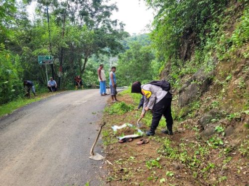 Polisi Bakti Sosial Bersama Warga Lakukan Kerja Bakti