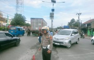 Polisi Laksanakan Gatur Lalin di Jalan Raya Kosambi-Klari