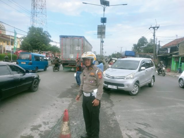 Polisi Laksanakan Gatur Lalin di Jalan Raya Kosambi-Klari