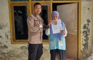 Polisi Pantau Tiga BLT yang Disalurkan Ke Warga Telukjambe Timur