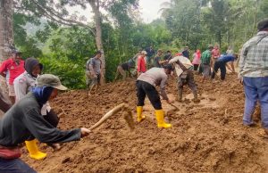 Polisi Baksos Bersihkan Material Longsor di Jalan Cikirisik