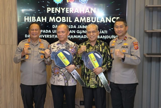 Polda Jabar Beri Hibah Ambulance untuk Uin Sunan Gunung Djati Bandung dan Universitas Muhammadiyah Bandung