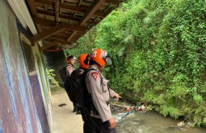 Antisipasi Banjir , Patroli Sar Sat Brimob Polda Jabar Pantau Debit Air di Wilayah Kecamatan Cipanas Kabupaten Cianjur