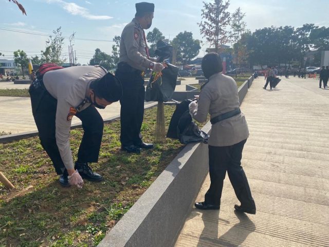 Anggota Pam Obvit Polda Jabar Laksanakan Jumat Curhat dan Jumat Bersih di Masjid Al Jabar Kota Bandung