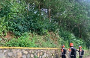 Pemantauan Tebing Rawan Longsor, Tim Sar Sat Brimob Polda Jabar Lakukan Pemantauan Tebing di Wilayah Desa Gadog