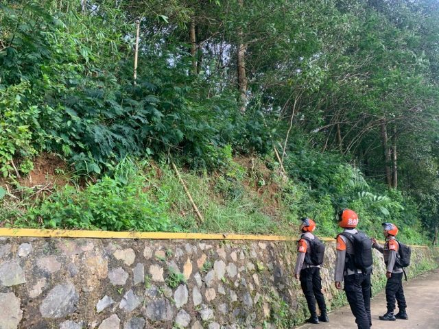 Pemantauan Tebing Rawan Longsor, Tim Sar Sat Brimob Polda Jabar Lakukan Pemantauan Tebing di Wilayah Desa Gadog