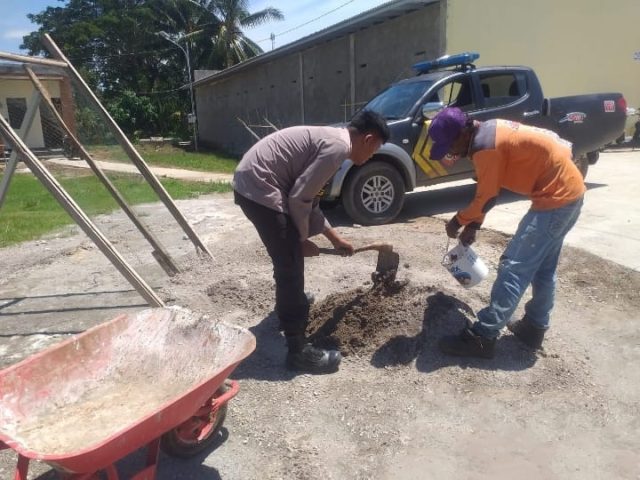 Polisi Bersama Warga Batujaya Gotong Royong Bangun Mushola Nurul Haq