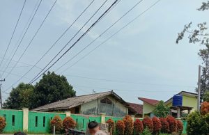 Polisi Gotong Royong Bantu Warga Bangun Tempat Usaha