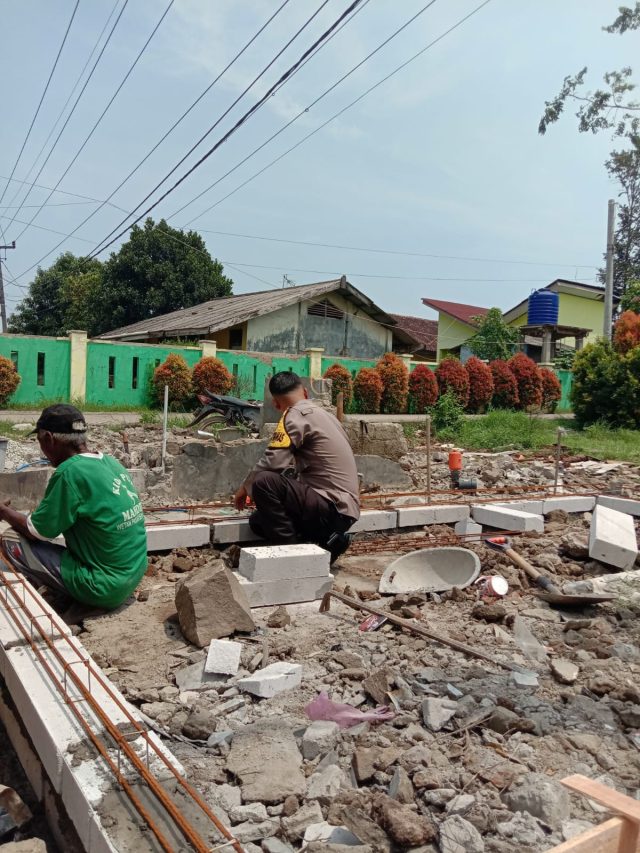 Polisi Gotong Royong Bantu Warga Bangun Tempat Usaha