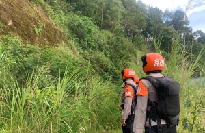 Tim Sar Kompi 3 Batalyon B Pelopor Laksanakan Patroli Pengecekan Tebing di Wilayah Kecamatan Pacet Cianjur