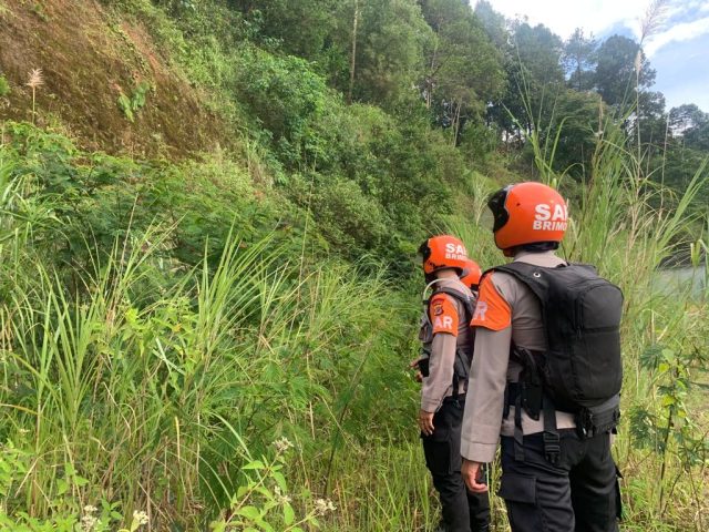 Tim Sar Kompi 3 Batalyon B Pelopor Laksanakan Patroli Pengecekan Tebing di Wilayah Kecamatan Pacet Cianjur
