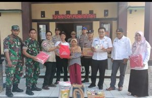 Polisi Monitoring Penyaluran Bantuan Akibat Tanah Longsor Pada Warga Setempat