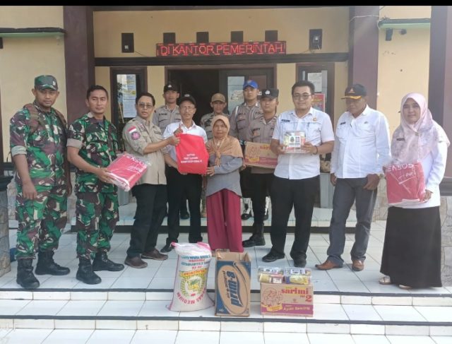 Polisi Monitoring Penyaluran Bantuan Akibat Tanah Longsor Pada Warga Setempat