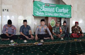 Jum'at Curhat Polisi di Mesjid Agung Tarogong Kaler