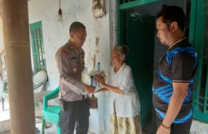 Ringankan Beban Masyarakat, Polisi Berikan Bansos Pada Warga Kurang Mampu