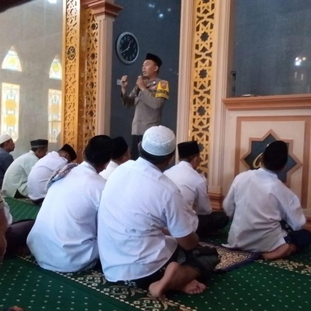 Sampaikan Pemahaman Terkait Kamtibmas, Polisi Lakukan Giat Jumat Curhat di Masjid Agung Al-Iklas