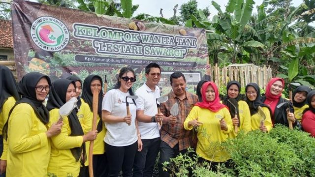 Dadan Tri Yudianto Bantu Alat Tani KWT Lestari Sawargi di Tasikmalaya