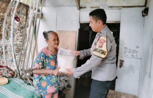 Wujud Kepedulian Bhabinkamtibmas Bagikan Sembako Kepada Lansia Kurang Mampu
