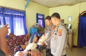 Polisi Gencar Berikan Sembako Kepada Warga yang Membutuhkan